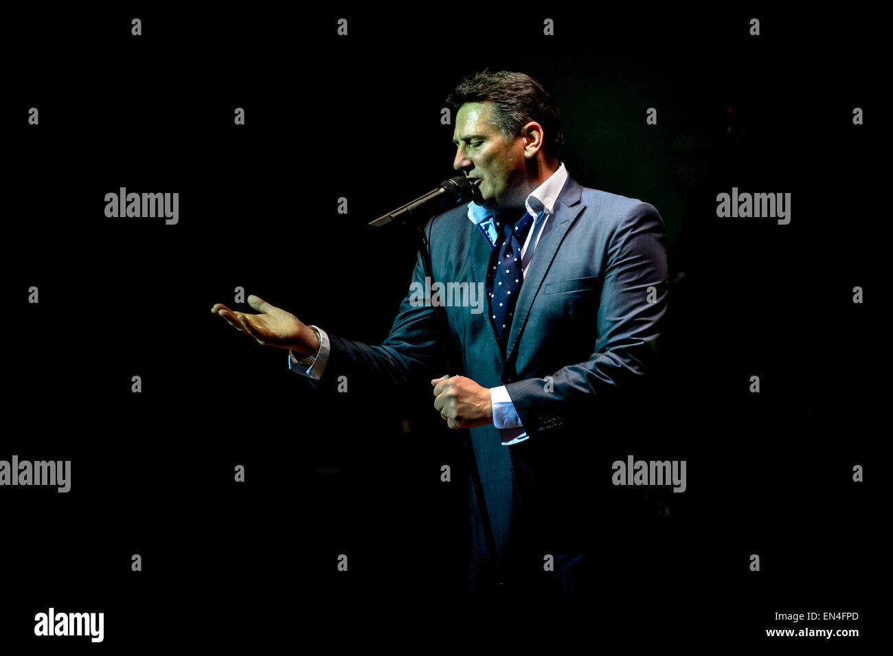 Toronto, Ontario, Canada. 27 apr, 2015. British new wave band Spandau Ballet eseguita nel centro storico di Massey Hall di Toronto. I membri della band: Tony Hadley, GARY KEMP, STEVE NORMAN, JOHN KEEBLE, Martin Kemp Credit: Igor Vidyashev/ZUMA filo/Alamy Live News Foto Stock