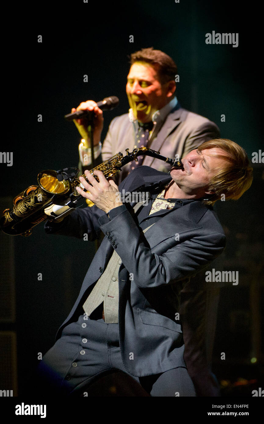 Toronto, Ontario, Canada. 27 apr, 2015. British new wave band Spandau Ballet eseguita nel centro storico di Massey Hall di Toronto. I membri della band: Tony Hadley, GARY KEMP, STEVE NORMAN, JOHN KEEBLE, Martin Kemp Credit: Igor Vidyashev/ZUMA filo/Alamy Live News Foto Stock