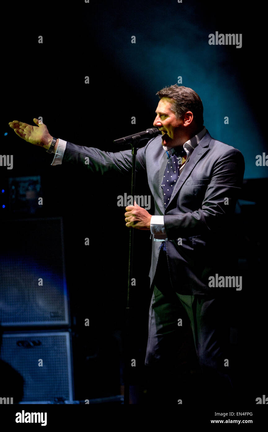 Toronto, Ontario, Canada. 27 apr, 2015. British new wave band Spandau Ballet eseguita nel centro storico di Massey Hall di Toronto. I membri della band: Tony Hadley, GARY KEMP, STEVE NORMAN, JOHN KEEBLE, Martin Kemp Credit: Igor Vidyashev/ZUMA filo/Alamy Live News Foto Stock