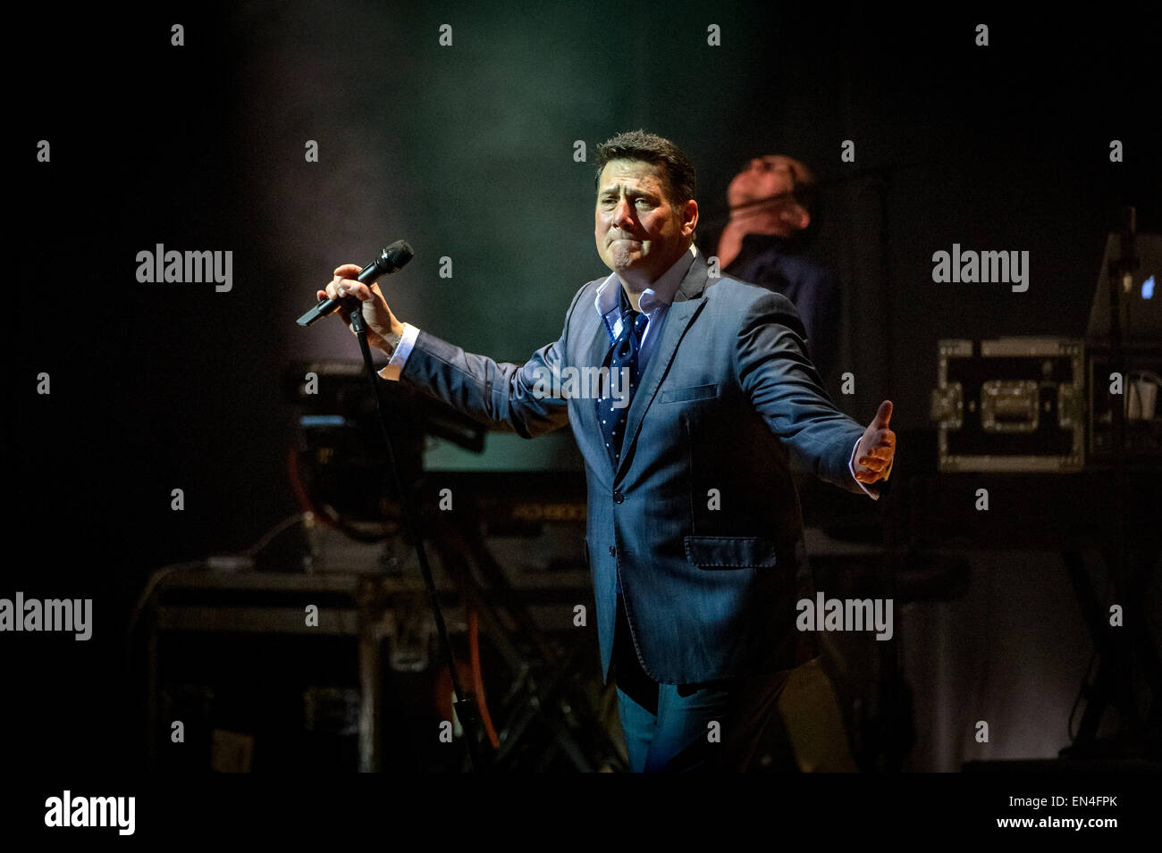 Toronto, Ontario, Canada. 27 apr, 2015. British new wave band Spandau Ballet eseguita nel centro storico di Massey Hall di Toronto. I membri della band: Tony Hadley, GARY KEMP, STEVE NORMAN, JOHN KEEBLE, Martin Kemp Credit: Igor Vidyashev/ZUMA filo/Alamy Live News Foto Stock