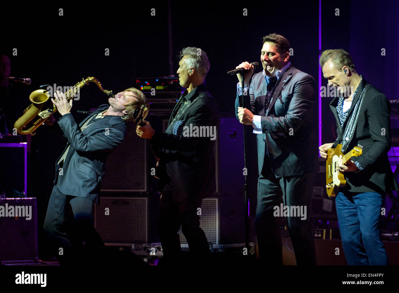 Toronto, Ontario, Canada. 27 apr, 2015. British new wave band Spandau Ballet eseguita nel centro storico di Massey Hall di Toronto. I membri della band: Tony Hadley, GARY KEMP, STEVE NORMAN, JOHN KEEBLE, Martin Kemp Credit: Igor Vidyashev/ZUMA filo/Alamy Live News Foto Stock