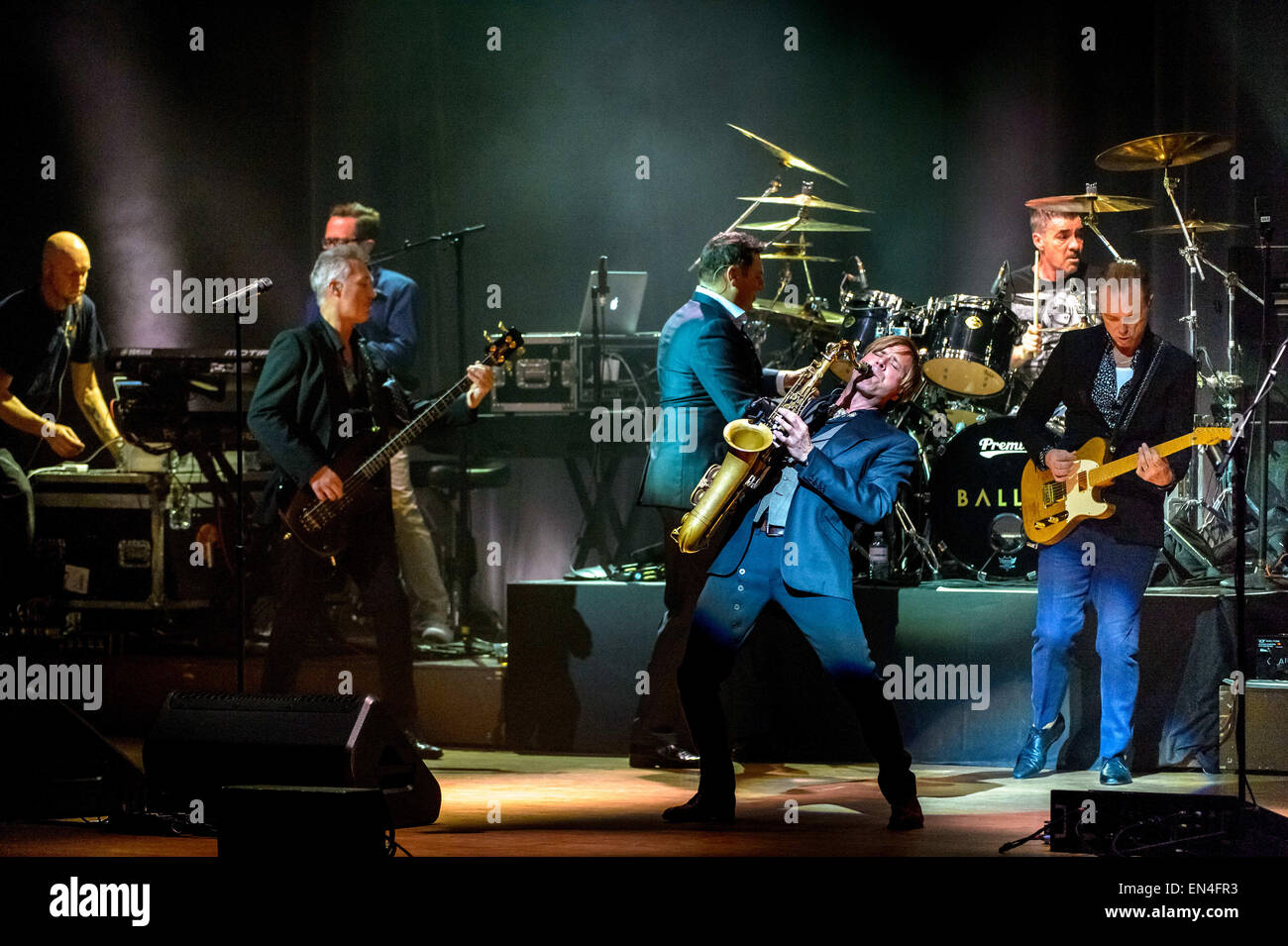Toronto, Ontario, Canada. 27 apr, 2015. British new wave band Spandau Ballet eseguita nel centro storico di Massey Hall di Toronto. I membri della band: Tony Hadley, GARY KEMP, STEVE NORMAN, JOHN KEEBLE, Martin Kemp Credit: Igor Vidyashev/ZUMA filo/Alamy Live News Foto Stock
