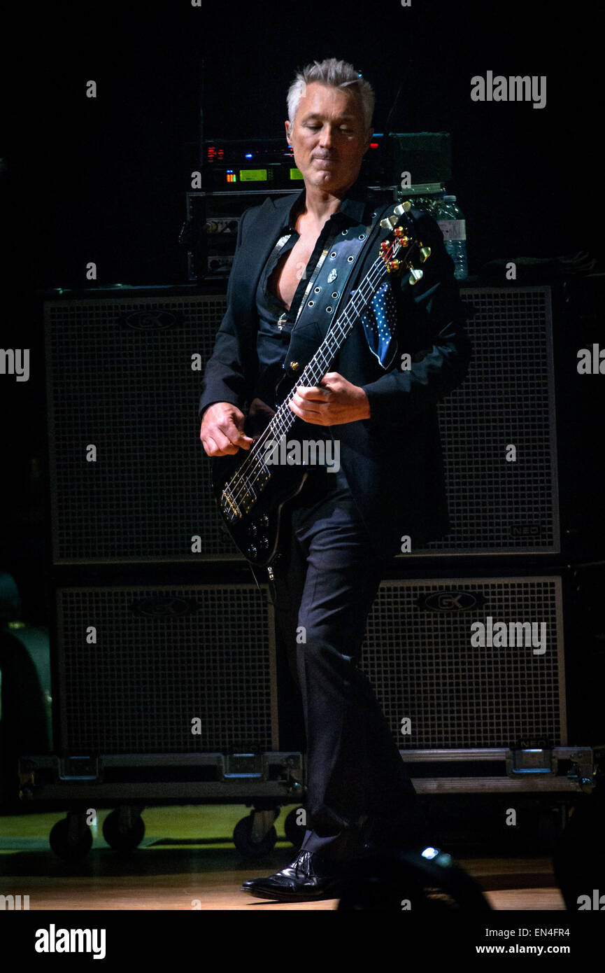 Toronto, Ontario, Canada. 27 apr, 2015. British new wave band Spandau Ballet eseguita nel centro storico di Massey Hall di Toronto. I membri della band: Tony Hadley, GARY KEMP, STEVE NORMAN, JOHN KEEBLE, Martin Kemp Credit: Igor Vidyashev/ZUMA filo/Alamy Live News Foto Stock