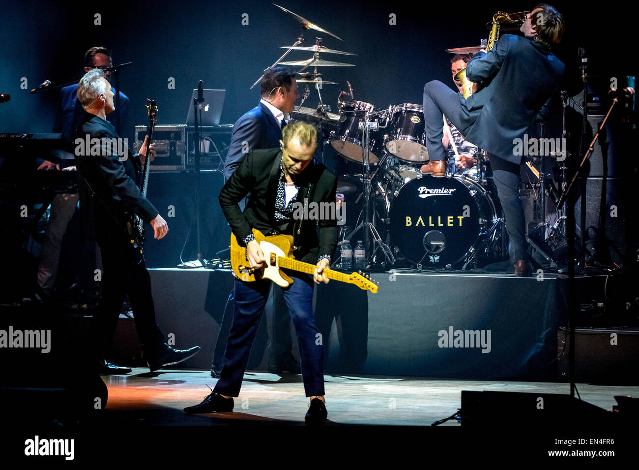 Toronto, Ontario, Canada. 27 apr, 2015. British new wave band Spandau Ballet eseguita nel centro storico di Massey Hall di Toronto. I membri della band: Tony Hadley, GARY KEMP, STEVE NORMAN, JOHN KEEBLE, Martin Kemp Credit: Igor Vidyashev/ZUMA filo/Alamy Live News Foto Stock
