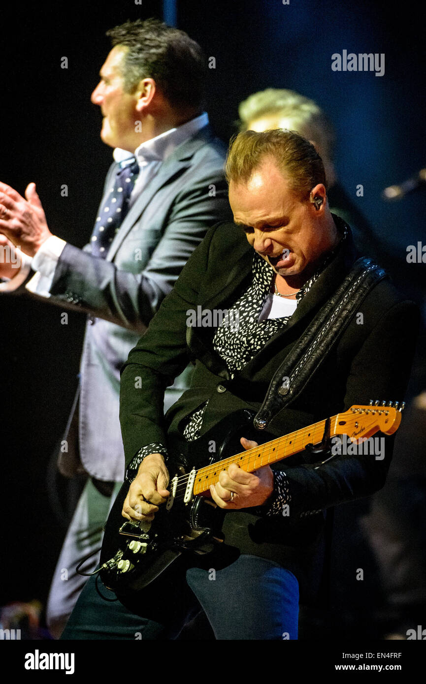 Toronto, Ontario, Canada. 27 apr, 2015. British new wave band Spandau Ballet eseguita nel centro storico di Massey Hall di Toronto. I membri della band: Tony Hadley, GARY KEMP, STEVE NORMAN, JOHN KEEBLE, Martin Kemp Credit: Igor Vidyashev/ZUMA filo/Alamy Live News Foto Stock
