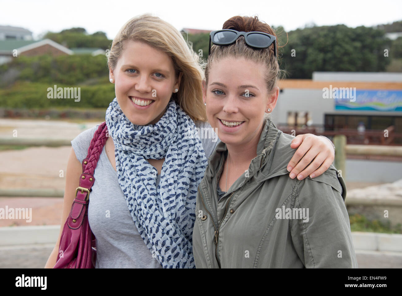 Giovani donne all'aperto, Cape Town, Provincia del Capo occidentale, Repubblica del Sud Africa Foto Stock