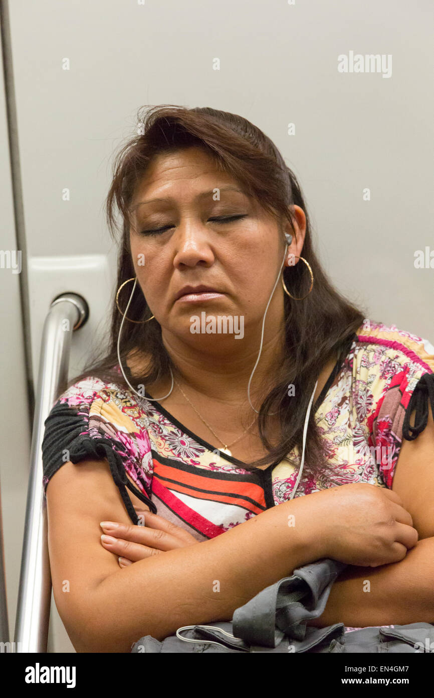 La donna addormentata passeggero sulla metropolitana di Santiago del Cile Foto Stock
