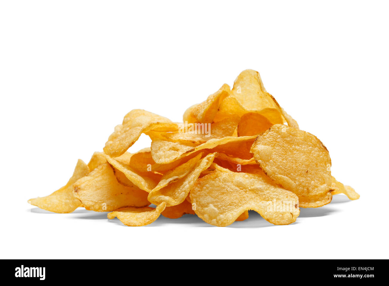 Pila di patate al forno chip isolati su sfondo bianco. Foto Stock