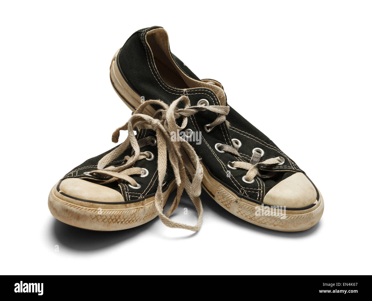 Coppia di sporco indossato scarpe impilati uno sull'altro isolato su sfondo bianco. Foto Stock