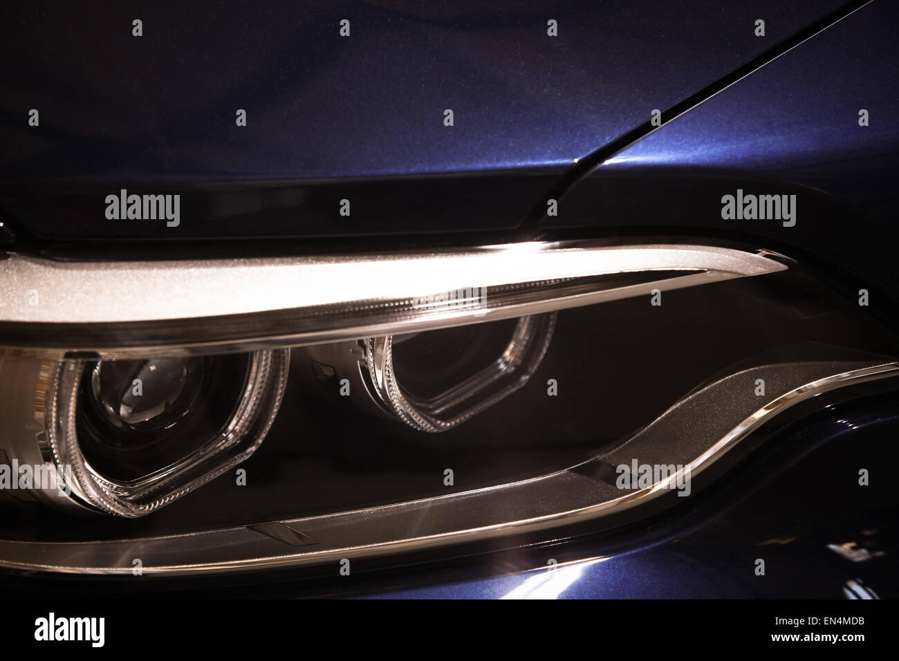 Fari per auto arancioni. Dettagli esterni. Primo piano su uno dei fari a LED  della moderna auto Foto stock - Alamy