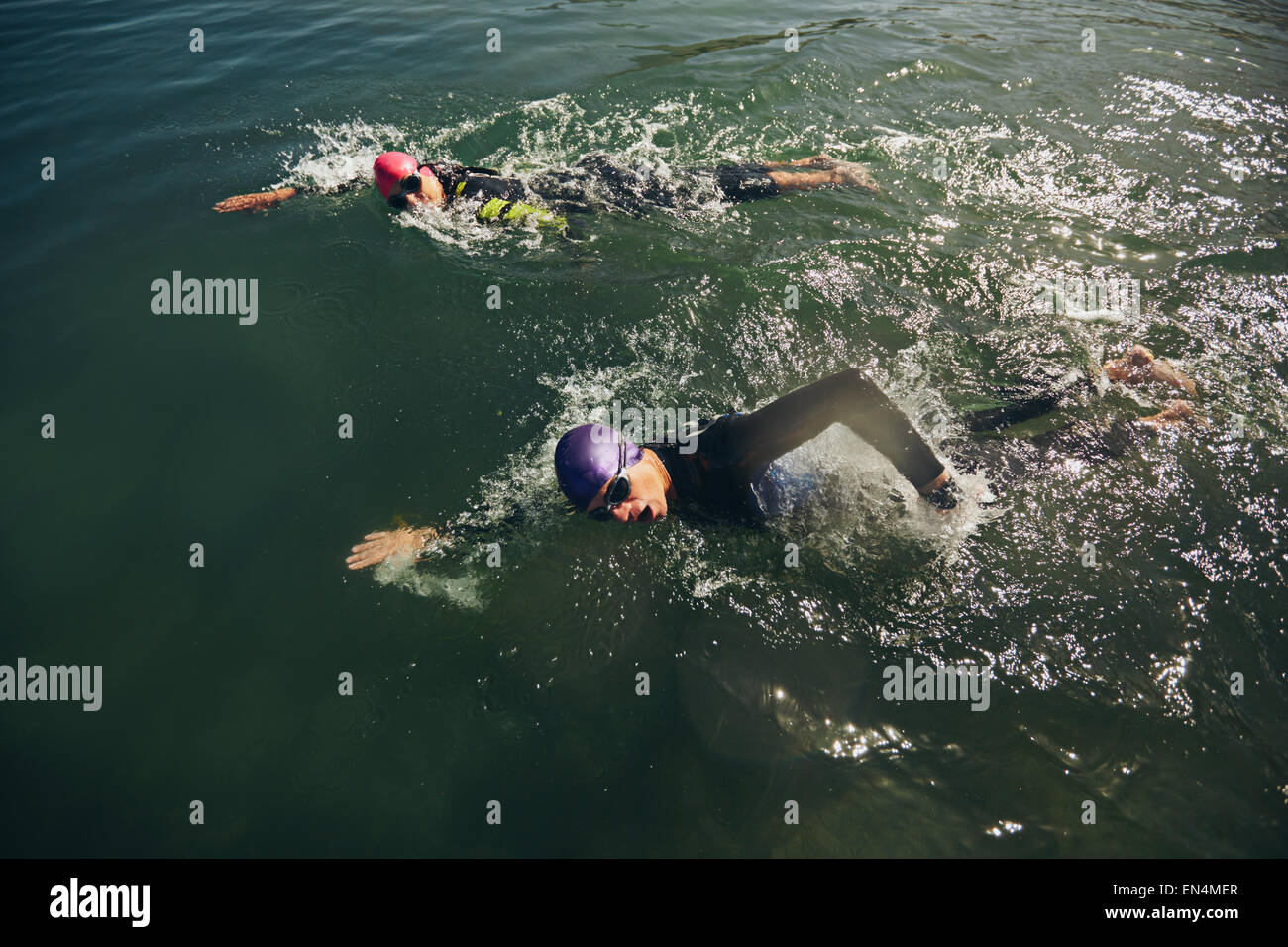 I concorrenti e la lotta contro la nuotata caso di triathlon. Foto Stock