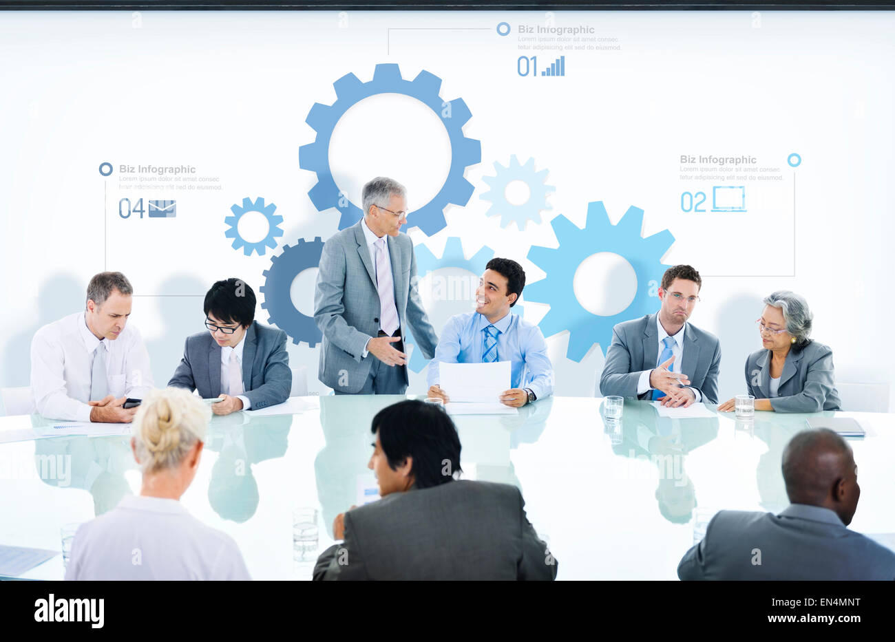 La gente di affari in un incontro e i simboli di marcia Foto Stock