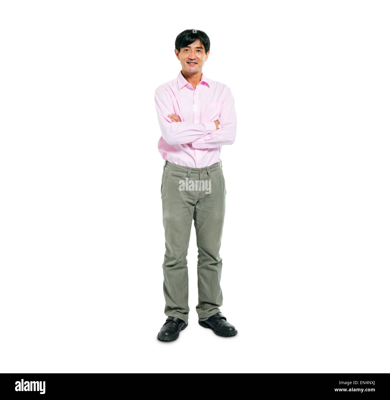 Fiducioso uomo in piedi con le braccia incrociate Foto Stock