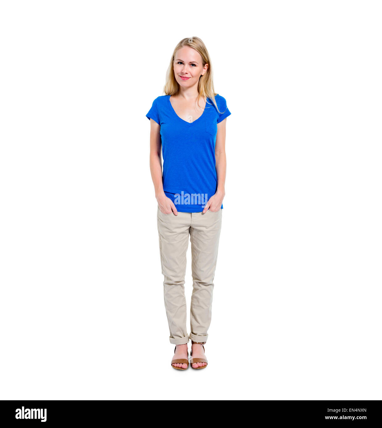 Fiducioso giovane donna in piedi e sorridente Foto Stock