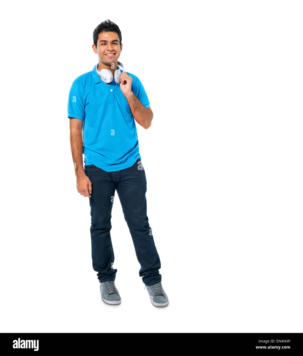 Fiducioso giovane uomo in piedi e sorridente Foto Stock