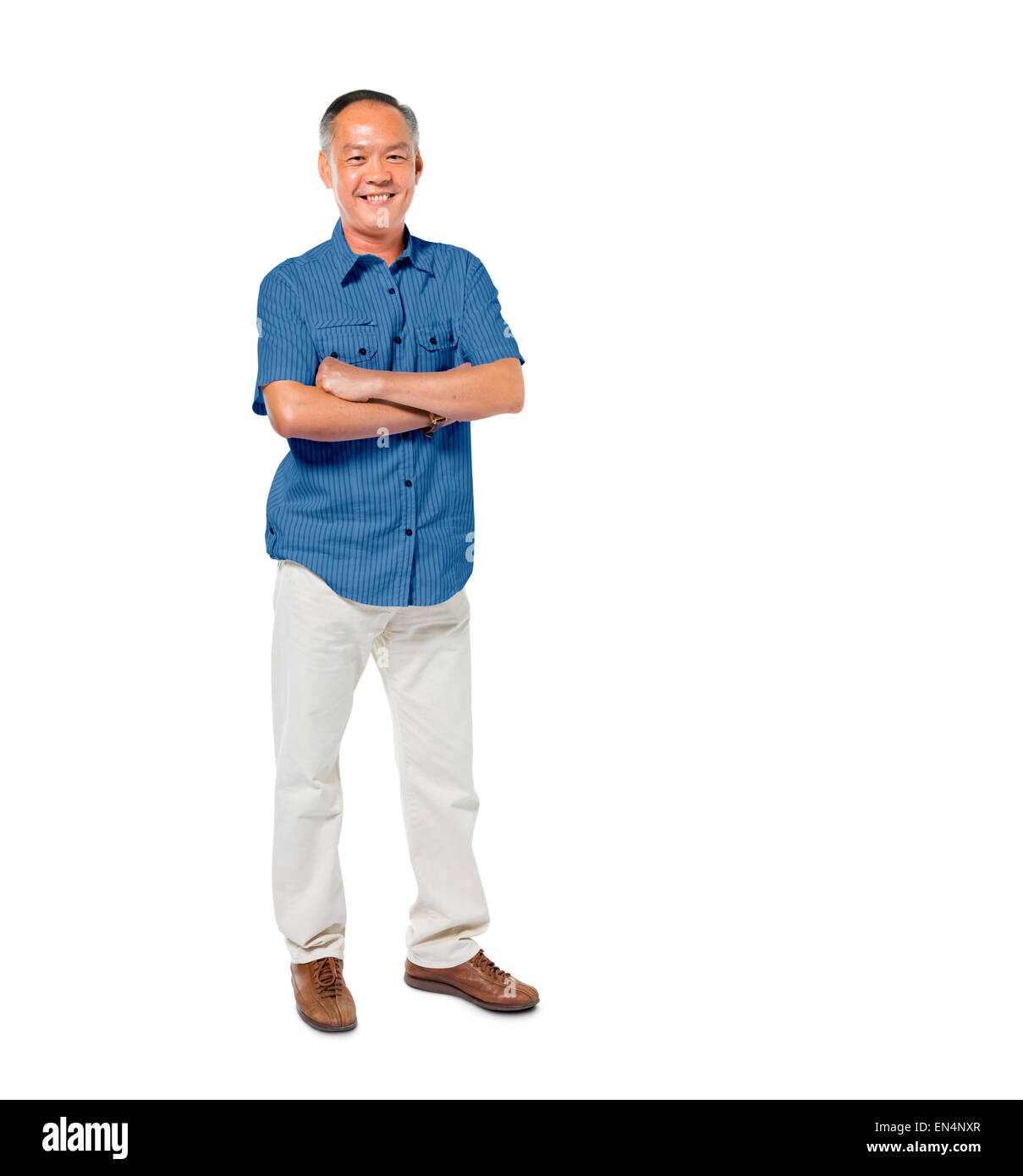 Fiducioso uomo maturo in piedi con le braccia incrociate Foto Stock