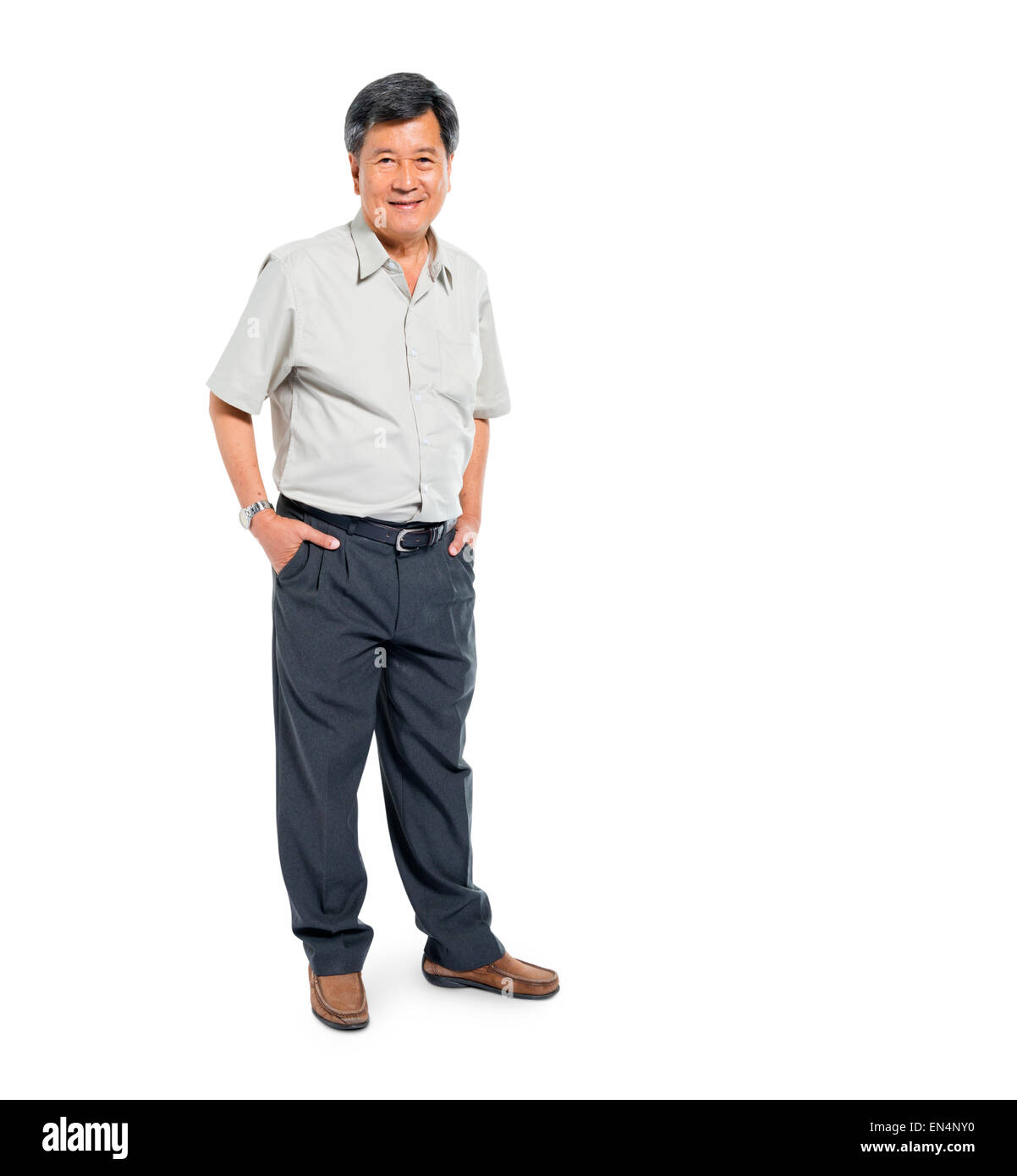 Fiducioso uomo maturo in piedi e sorridente Foto Stock