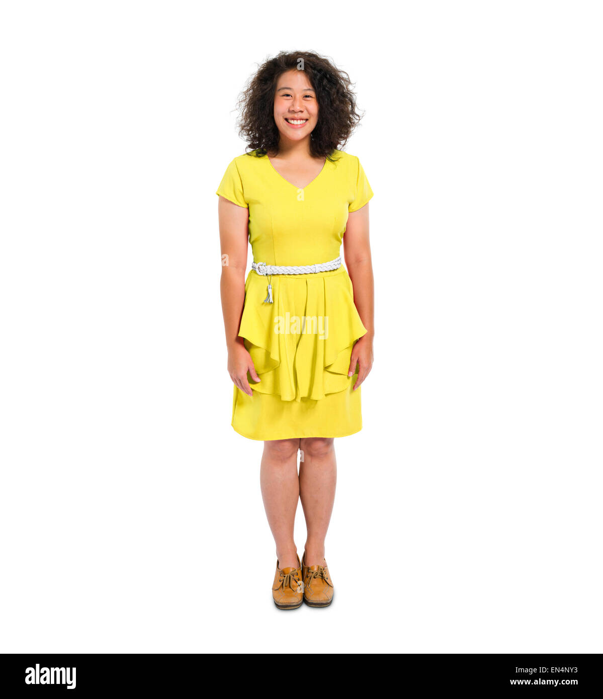 Fiducioso giovane donna in piedi e sorridente Foto Stock