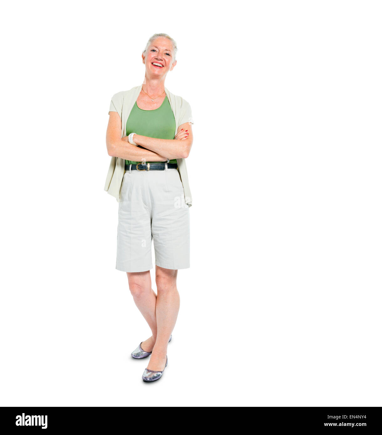 Fiducioso donna matura in piedi con le braccia incrociate Foto Stock