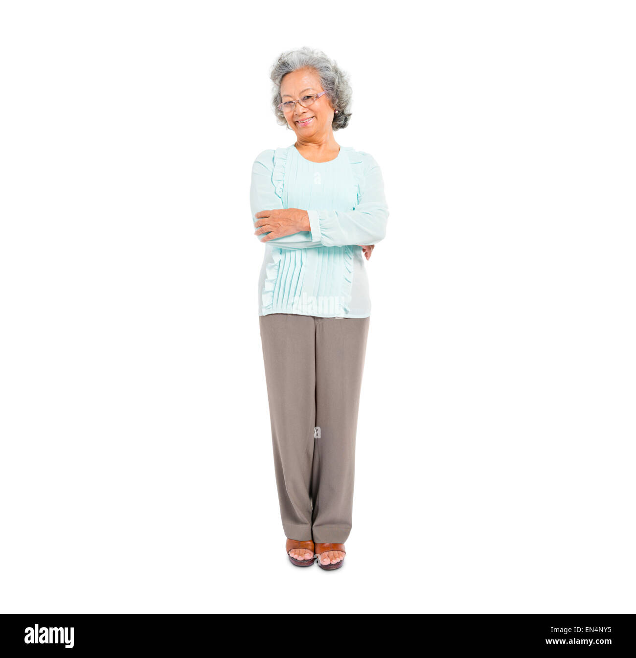 Fiducioso Senior donna in piedi con le braccia incrociate Foto Stock