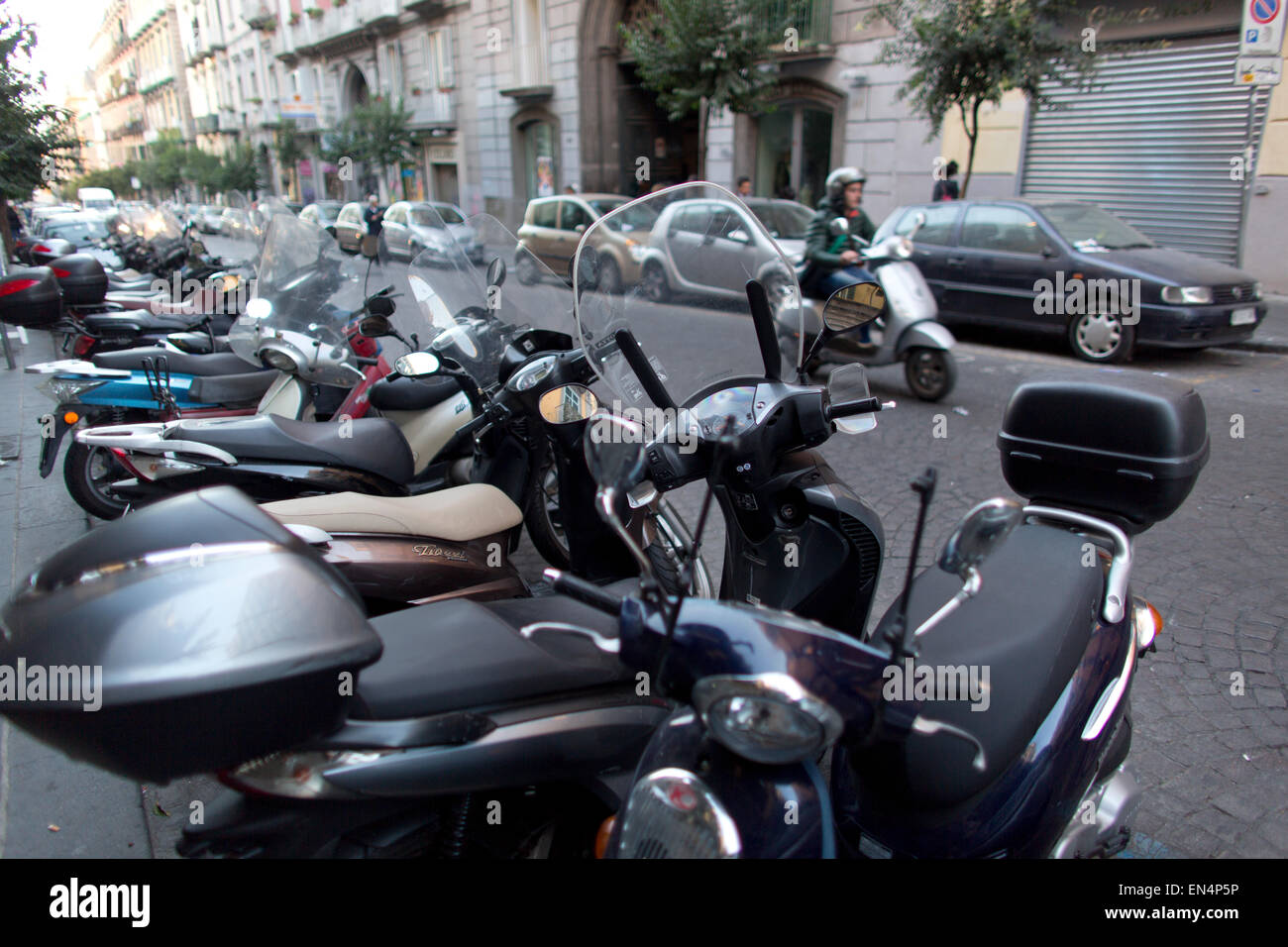 Scooter sono il principale modo di trasporto a Napoli Foto Stock