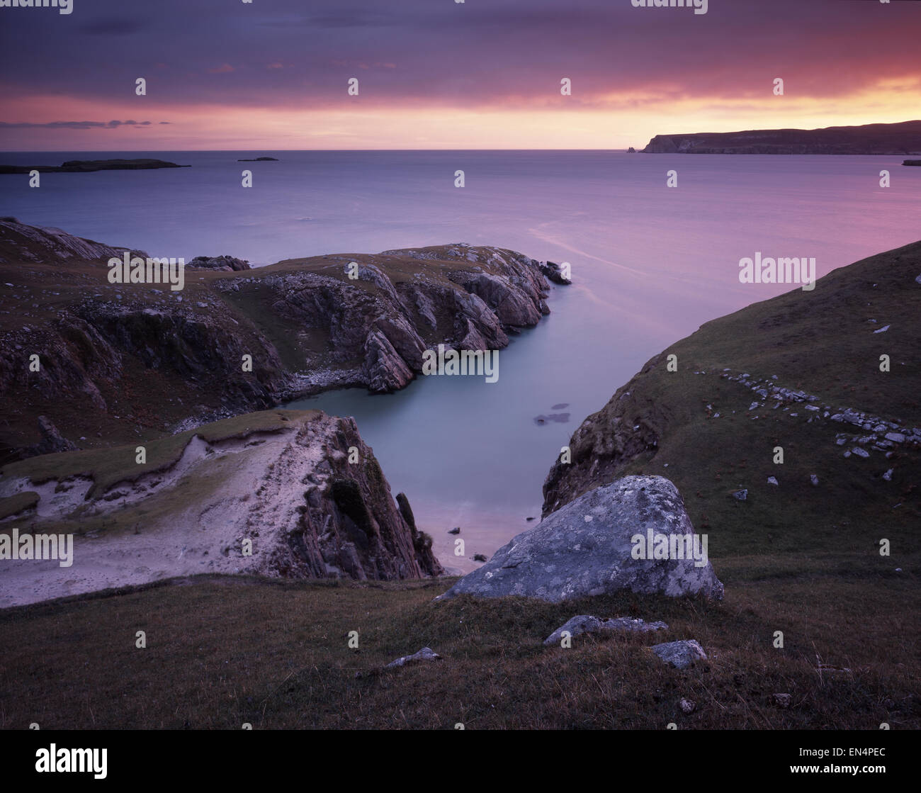 Vista nord-est attraverso la bocca del Loch Eriboll all alba da scogliere di Traigh Allt Challgeag, Durness, Sutherland, REGNO UNITO Foto Stock