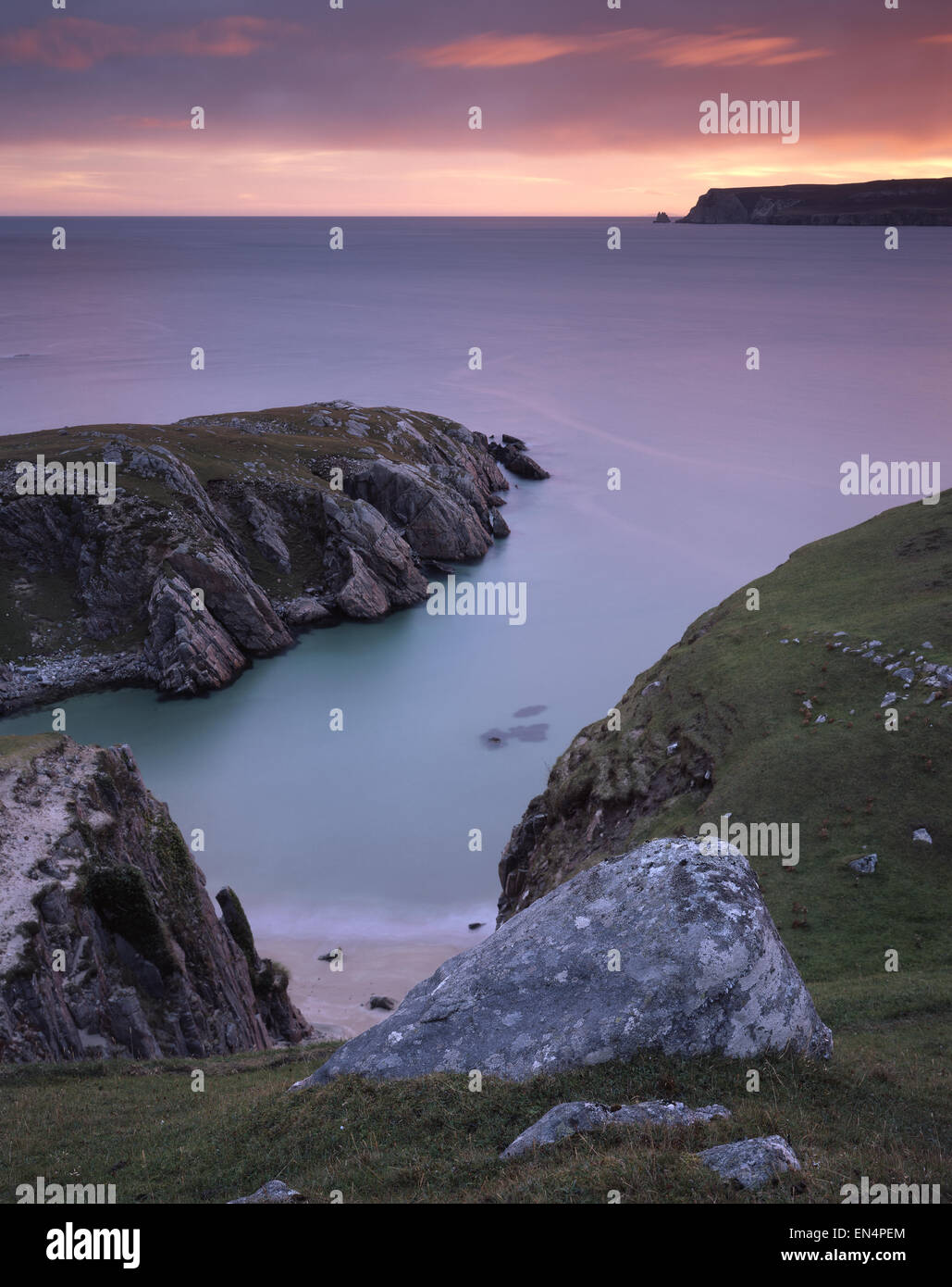 Vista nord-est attraverso la bocca del Loch Eriboll all alba da scogliere di Traigh Allt Challgeag, Durness, Sutherland, REGNO UNITO Foto Stock