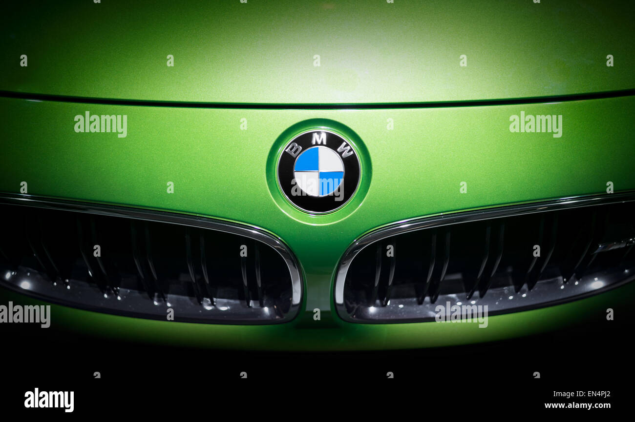 BMW emblema del logo su un verde auto. Shot presi su un salone dell'auto. Solo uso editoriale Foto Stock