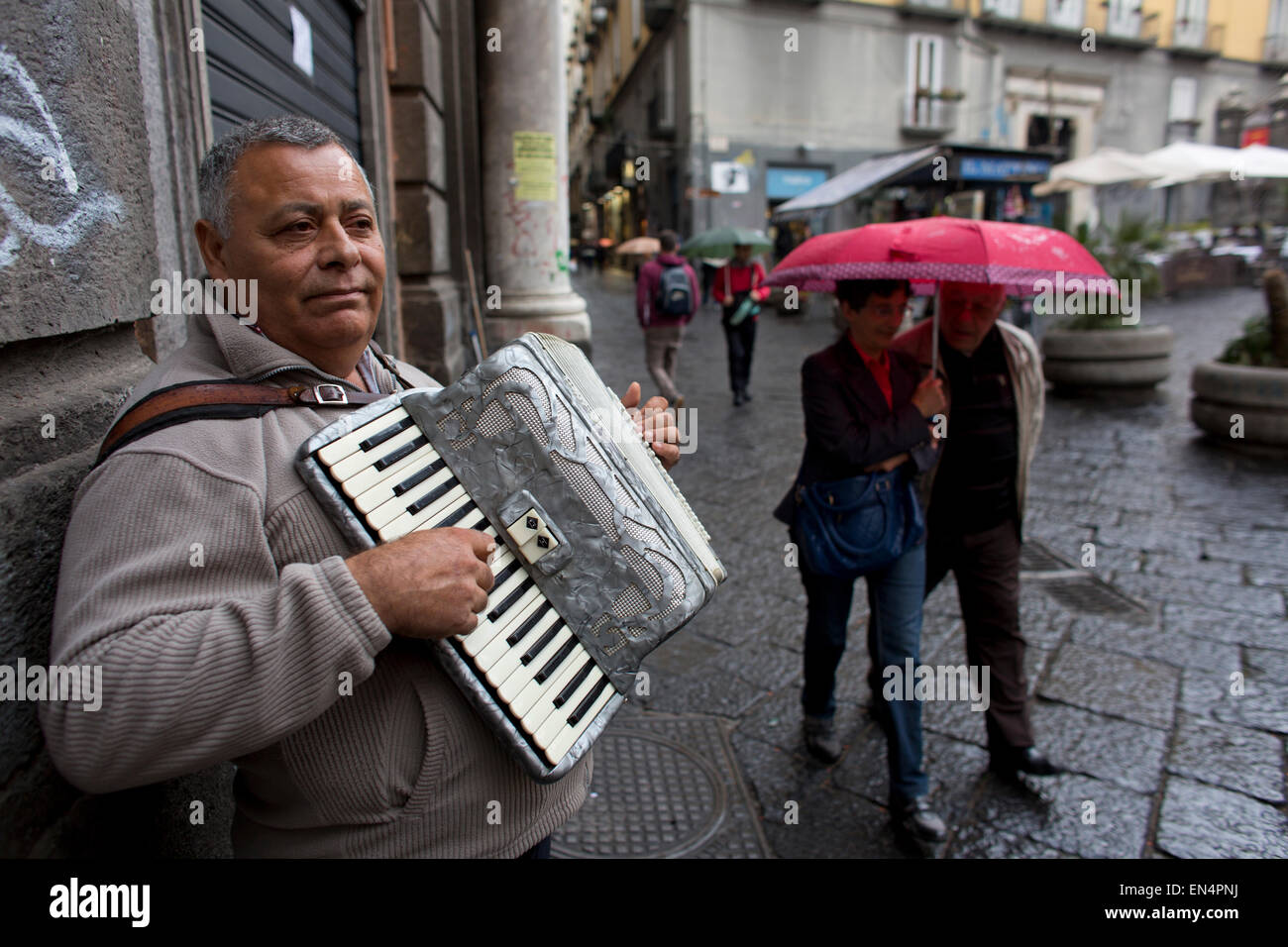 Musicista zingaro a Napoli Foto Stock