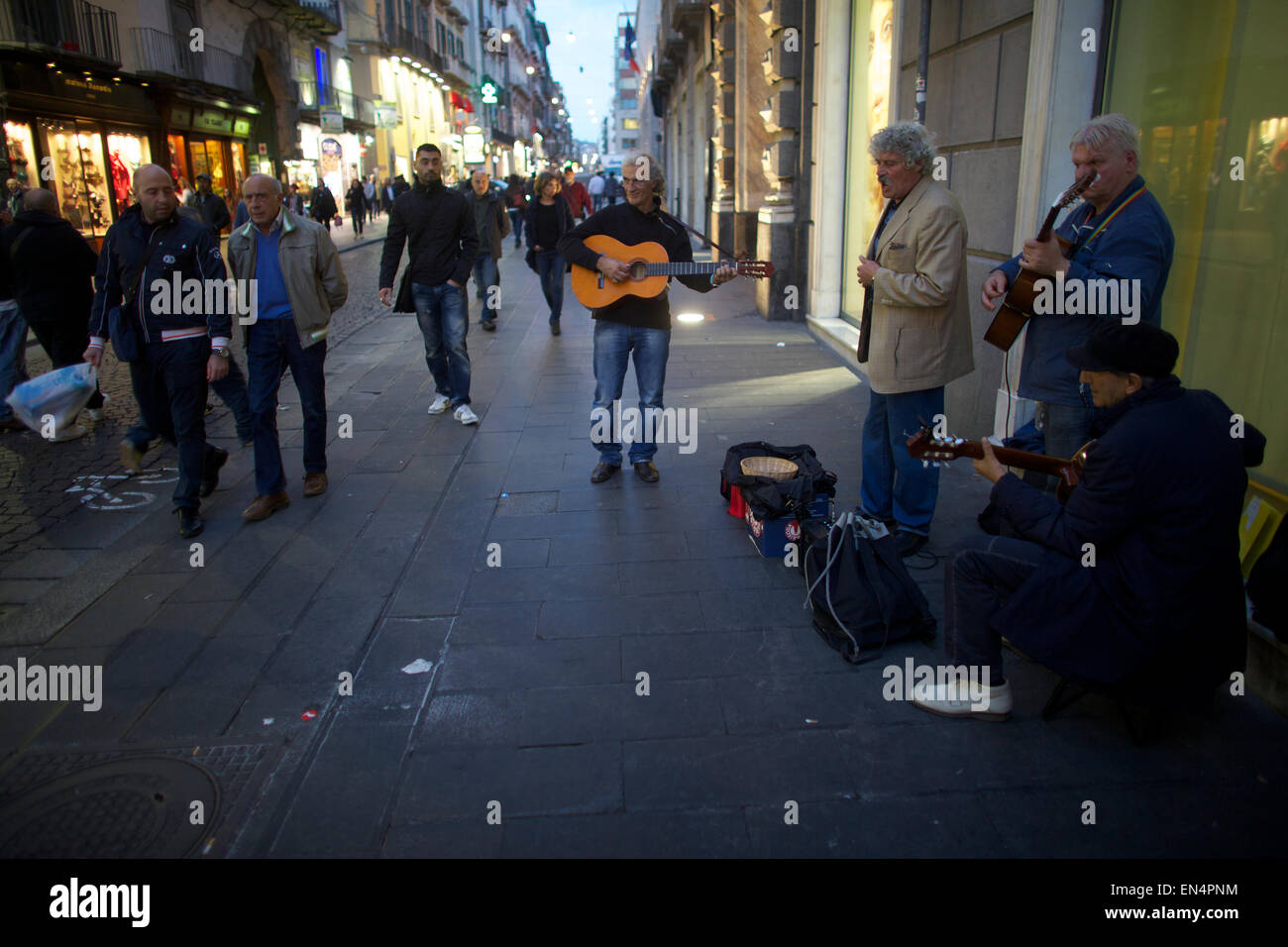 Musicisti di strada in via Toledo, Napoli Foto Stock