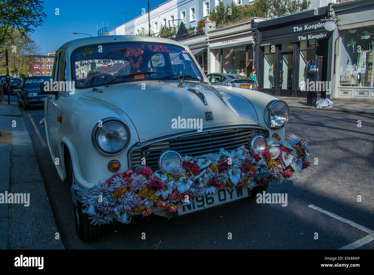 Con decorazioni floreali in taxi Notting Hill Londra Foto Stock