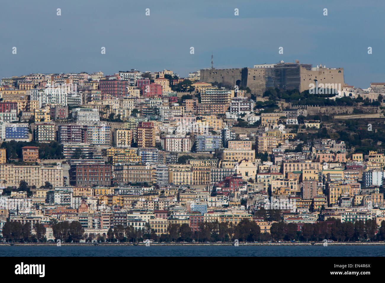 Vista su Napoli dal lato mare Foto Stock