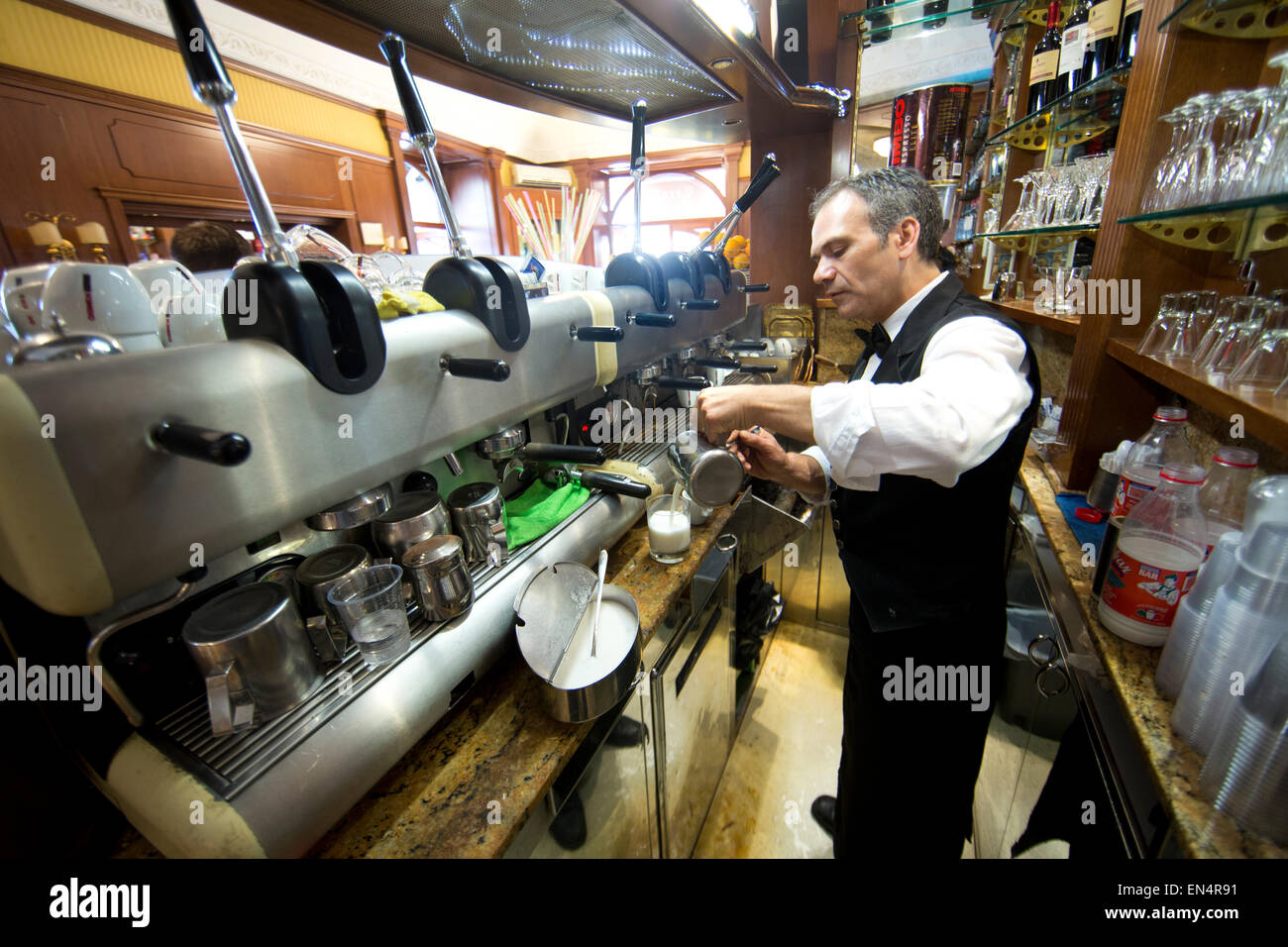 Senior coffee maker a Garaldi Caffe, situato in Piazza garita Foto Stock