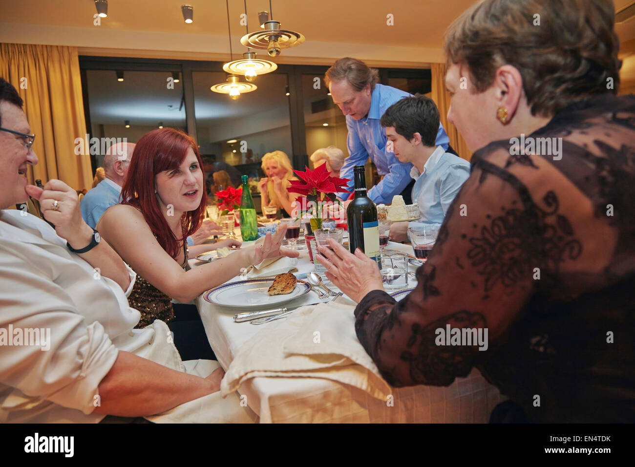 Parenti a una festa di Capodanno con cena in famiglia, con un'età mista; a Bruxelles, Belgio. Foto Stock