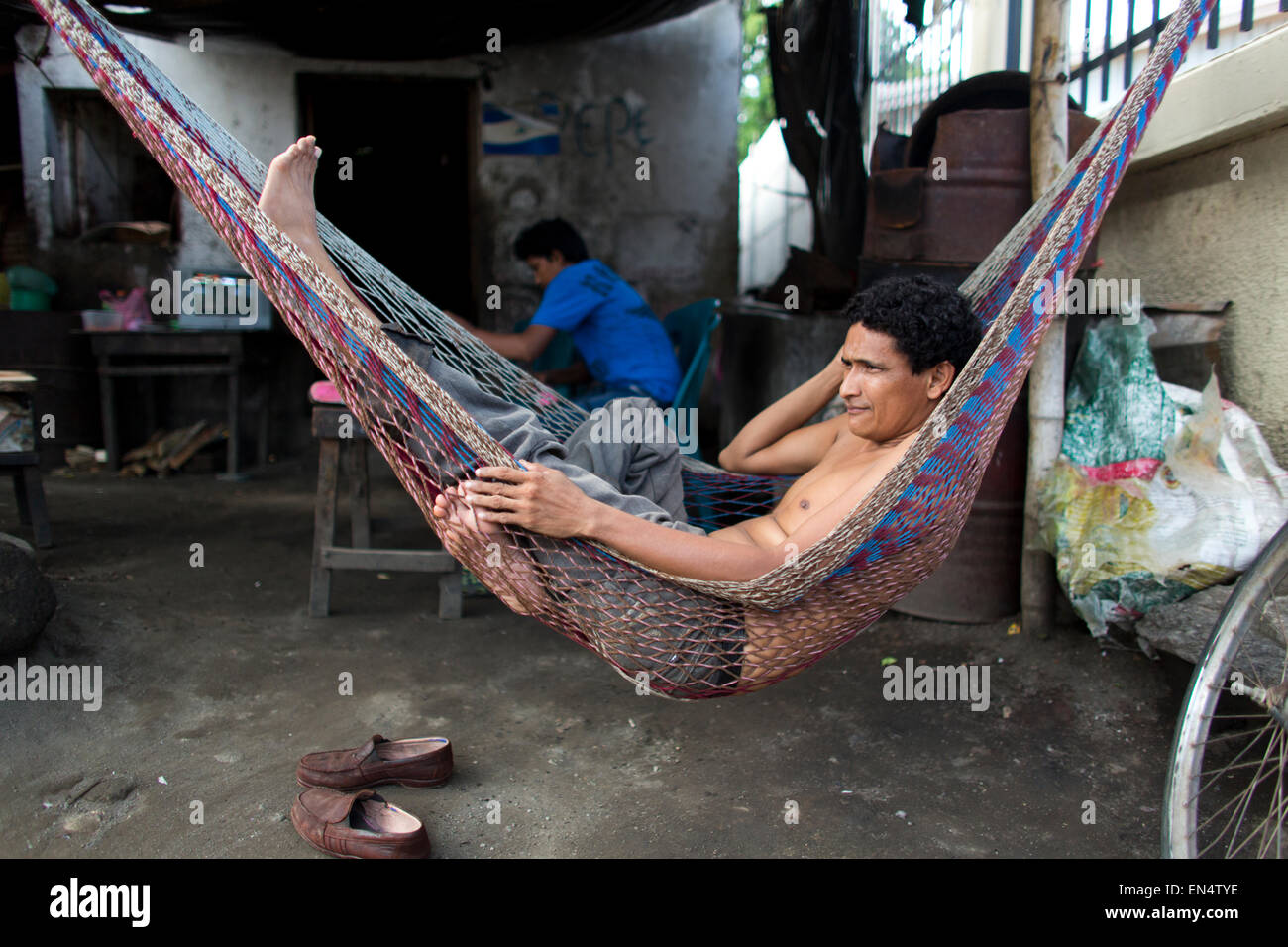 Uomo nicaraguense è a riposo in un amaca Foto Stock