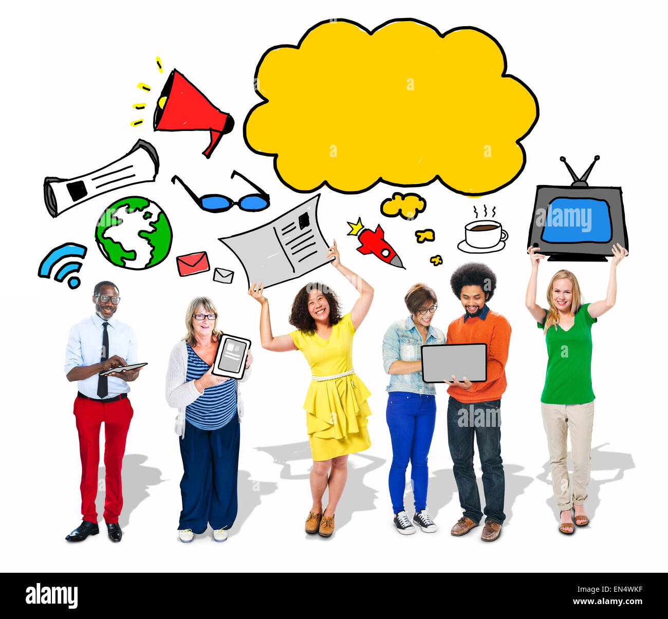 Un gruppo di persone con vuoto discorso bolla e Digital Media concetti Foto Stock