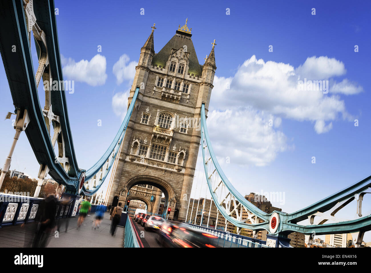 Famoso Tower Bridge con traficgame, Londra, Inghilterra Foto Stock