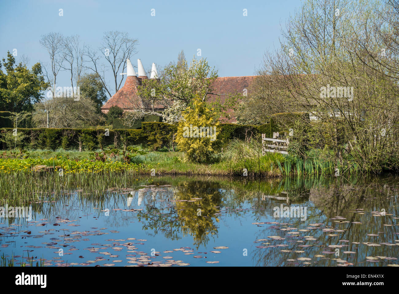 Great Dixter House e Giardini il cavallo di stagno e Oast House Foto Stock