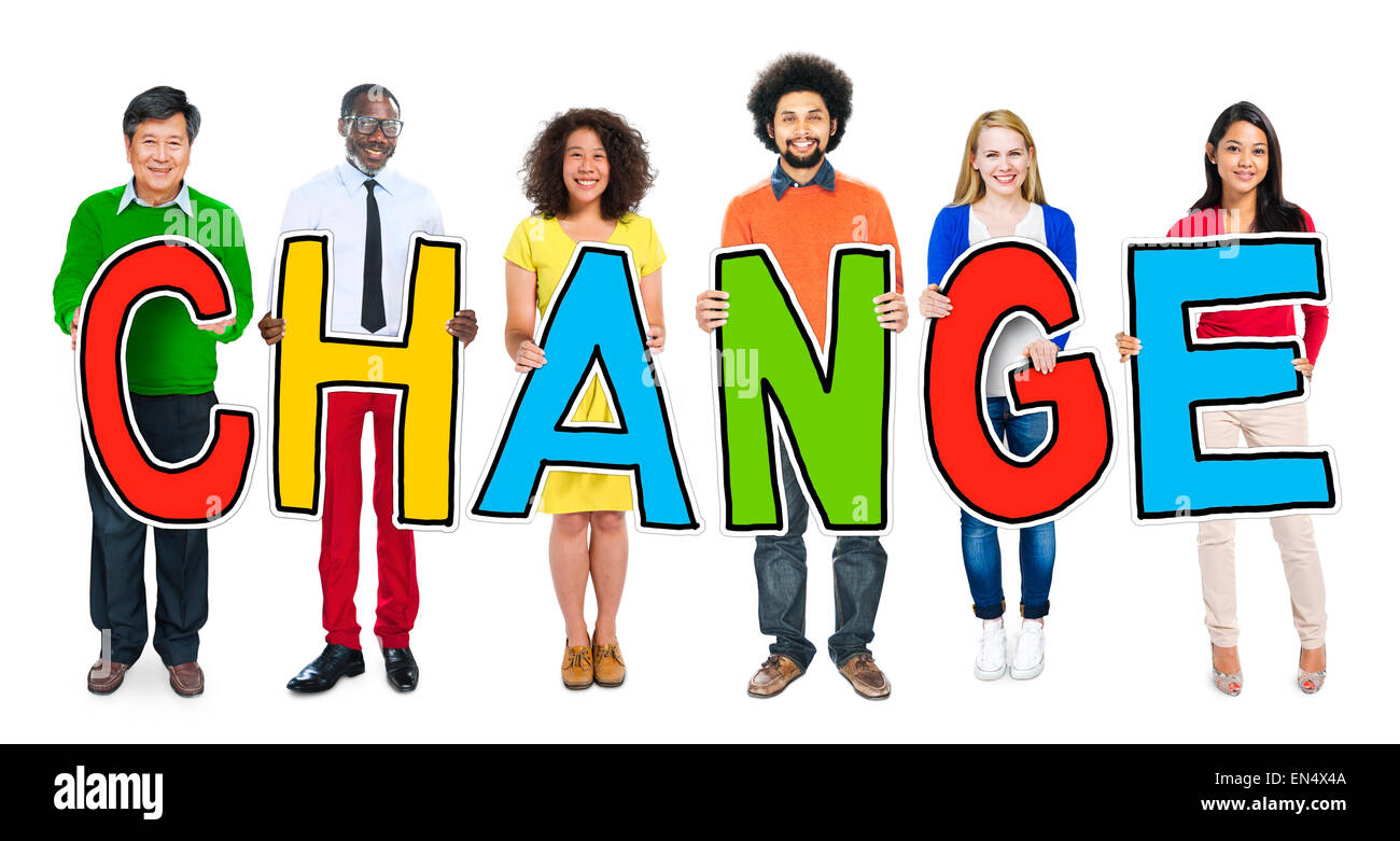 Un gruppo di persone in piedi tenendo la lettera di modifica Foto Stock