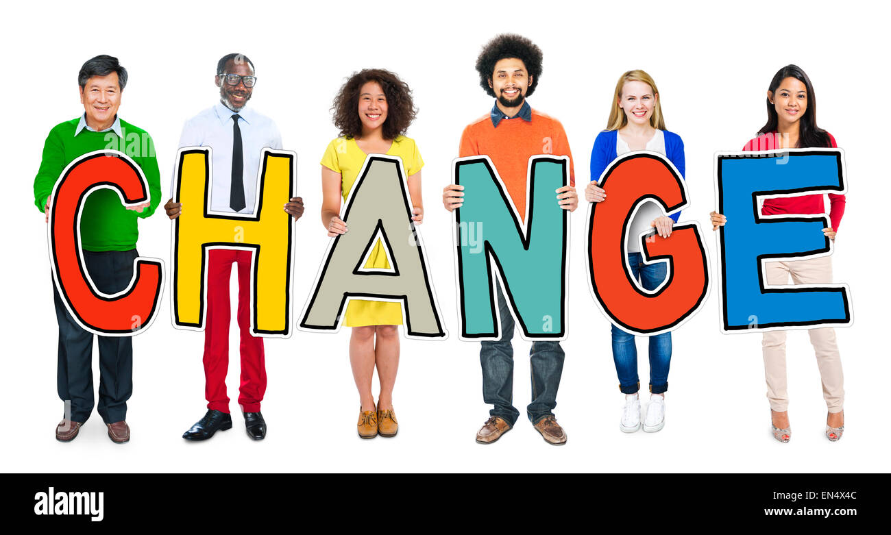 Un gruppo di persone in piedi tenendo la lettera di modifica Foto Stock