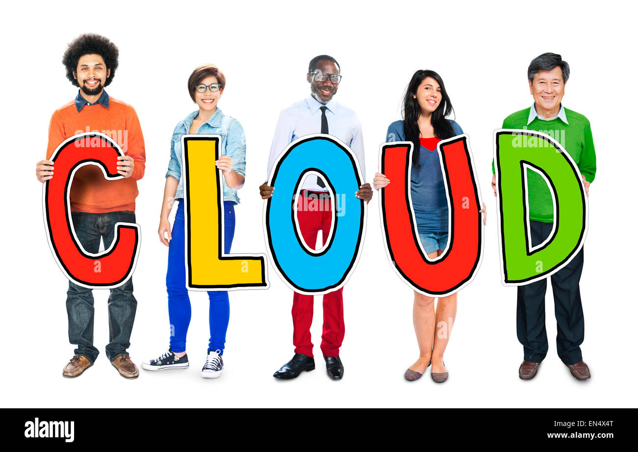 Un gruppo di persone in piedi tenendo la lettera del Cloud Foto Stock