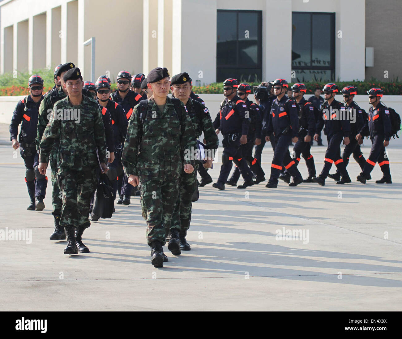 Bangkok, Tailandia. 28 apr, 2015. Thai militare di salvataggio membri del team a prepararsi a bordo di un aereo in un aeroporto militare a Bangkok, Thailandia, 28 aprile 2015. Governo thailandese invia oltre 60 personale a Kathmandu per assistere con il terremoto. Credito: Rachen Sageamsak/Xinhua/Alamy Live News Foto Stock