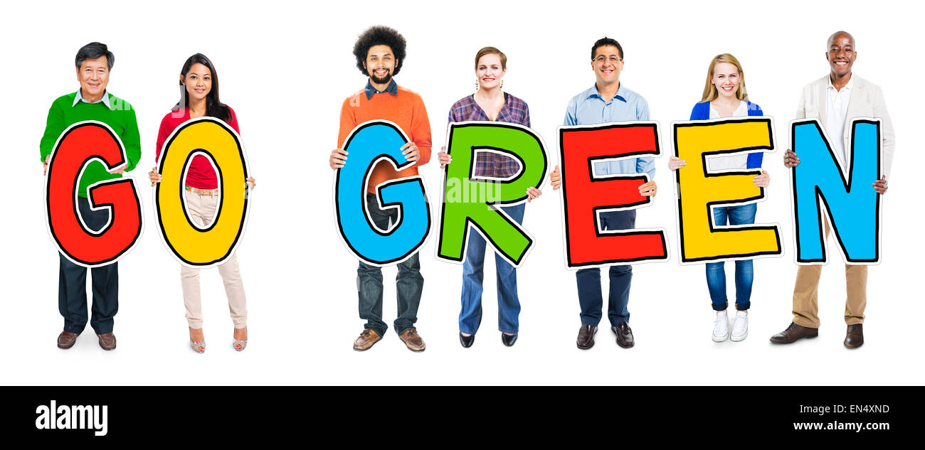 Multi-Ethnic gruppo di persone che si tengono per passare il testo in verde Foto Stock