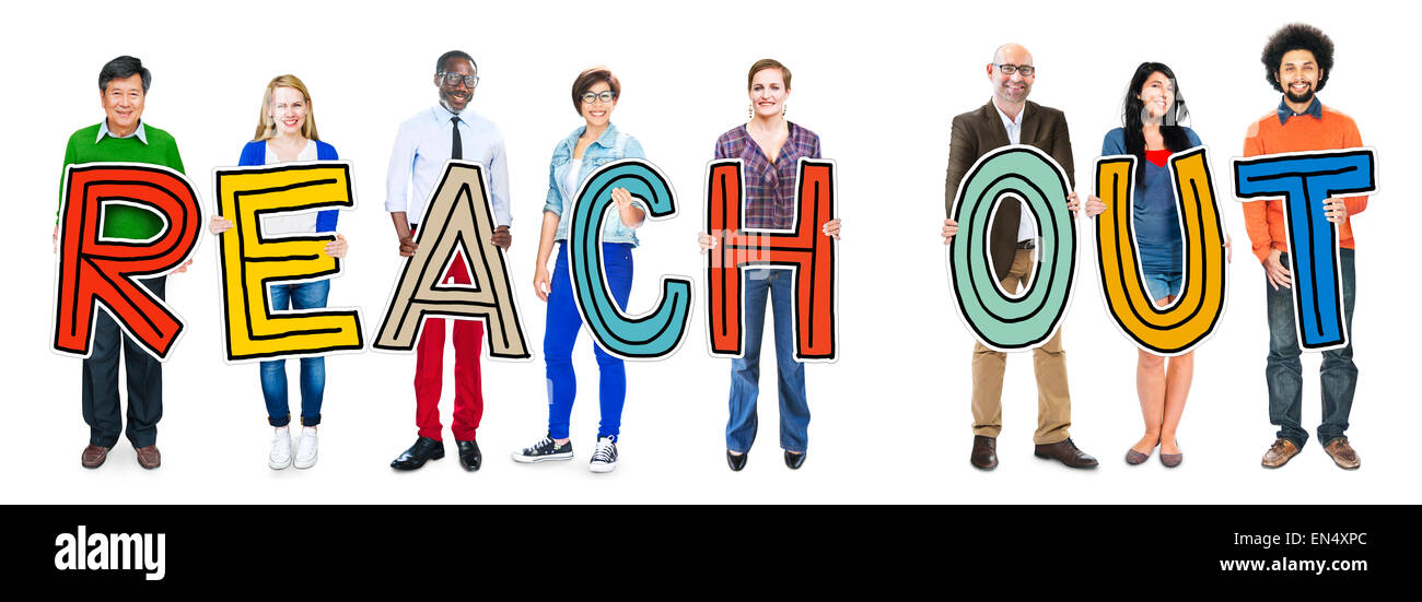 Gruppo multietnico di Persone azienda lettera Reach Out Foto Stock