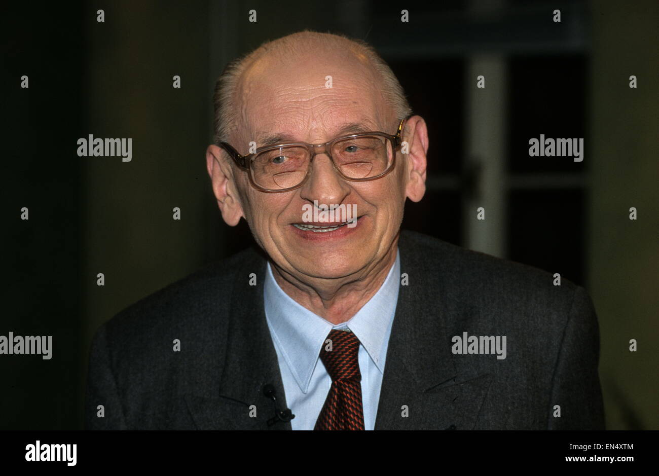 Un archivio di immagini, datata 05 marzo 2002, mostra l'ex Ministro degli esteri polacco Bartoszewski a Colonia, in Germania. Foto: Horst Galuschka/dpa - nessun filo SERVICE - Foto Stock