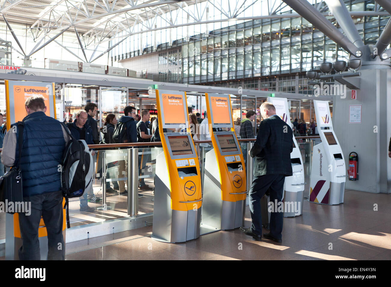 Sistema automatico di check-in desk Lufthansa all'Aeroporto di Amburgo Foto Stock
