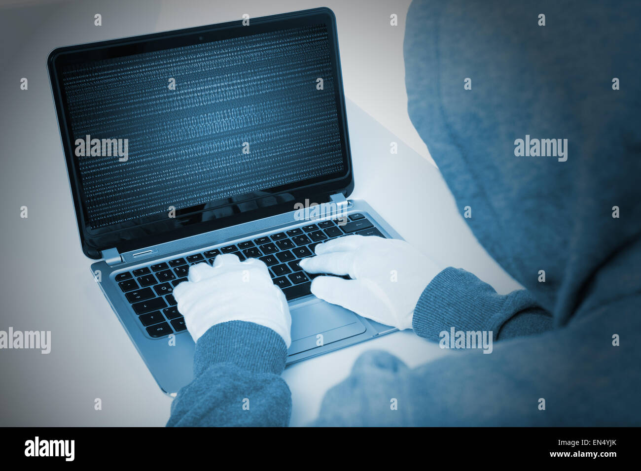 Hacker su laptop in colore blu Foto Stock