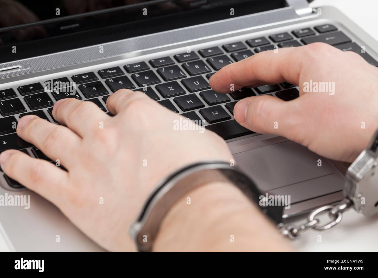 Uomo in bracciali lavorando sul computer portatile Foto Stock