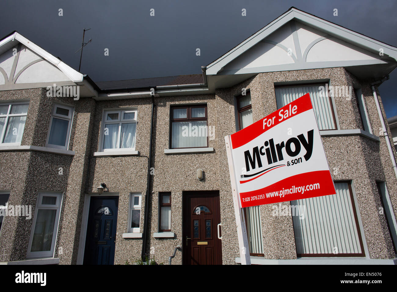 Molte case in vendita a causa della scarsa economia in Irlanda del Nord Foto Stock