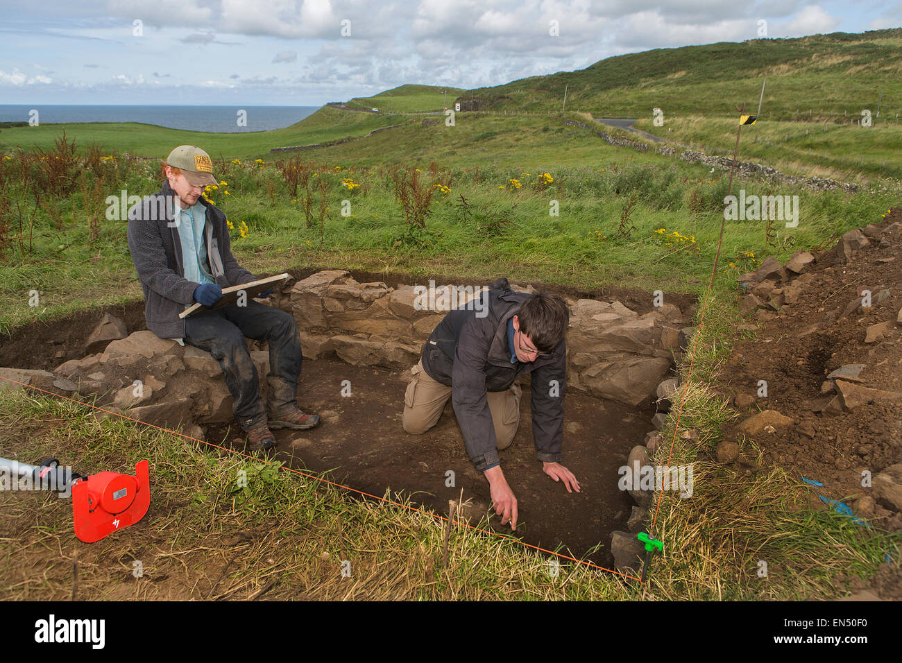 Gli archeologi che lavorano presso Dunluce Castle Foto Stock